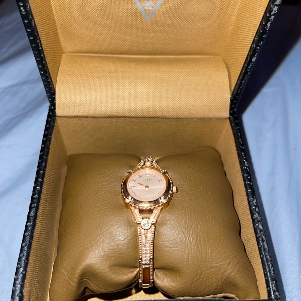 GUESS ROSE GOLD WATCH